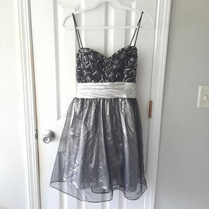 Hailey Logan Silver Black Metallic Sparkly Flowy Mini Dress Size 13/14